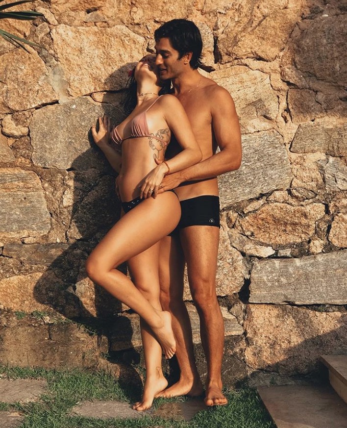 De biquíni, Ísis Valverde mostra barriguinha de gravidez em foto com marido