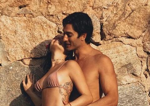 De biquíni, Ísis Valverde mostra barriguinha de gravidez em foto com marido