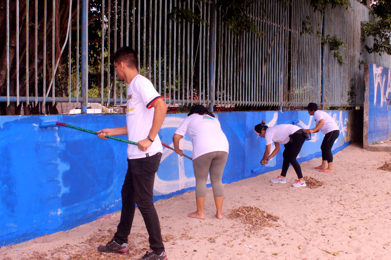 Voluntários de igreja reformam campo de futebol e centro social em Manaus