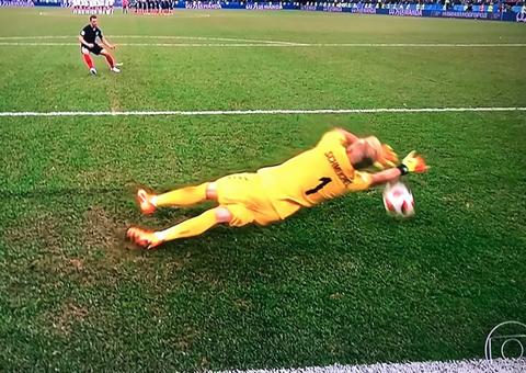  Mulherada pira em goleiro da Dinamarca e internautas oferecem consolo após eliminação