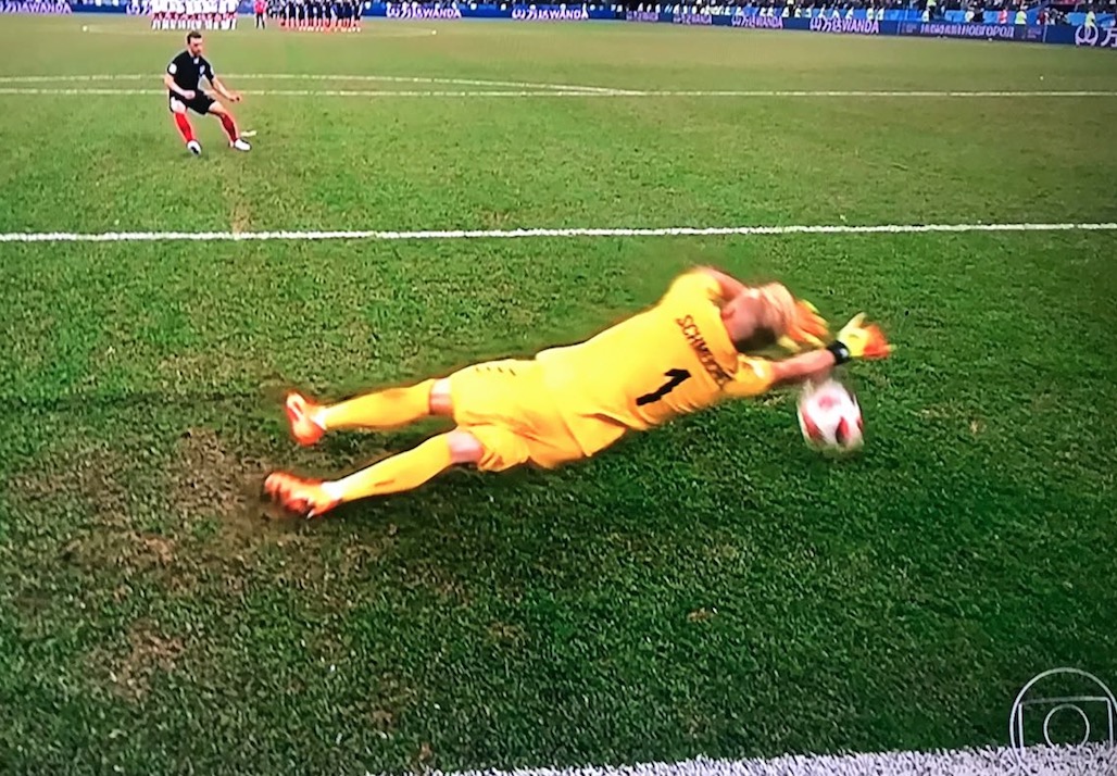  Mulherada pira em goleiro da Dinamarca e internautas oferecem consolo após eliminação