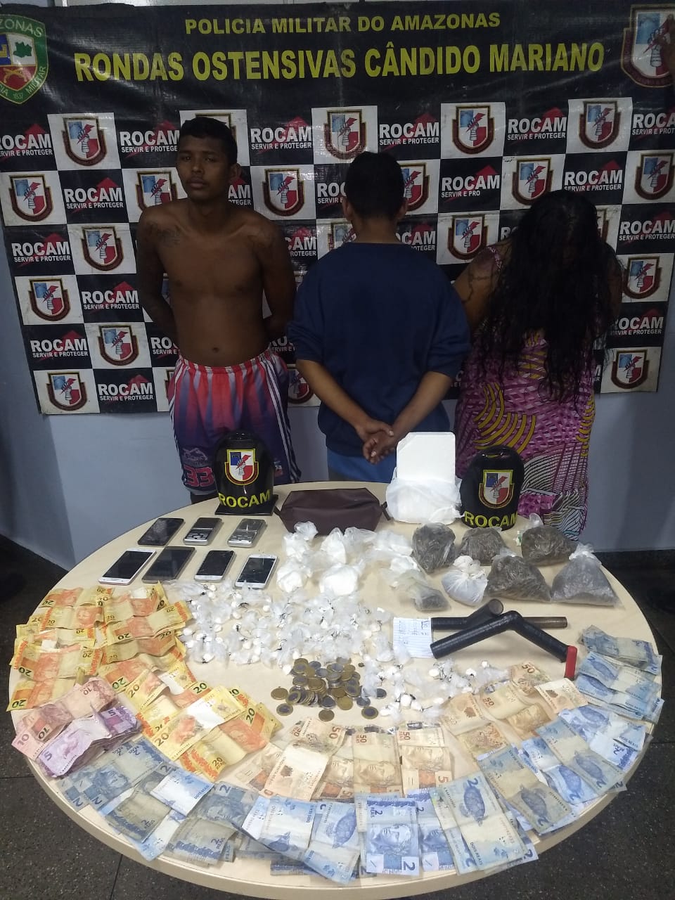 Genro e sogra são presos após polícia flagrar suspeitos vendendo drogas em Manaus