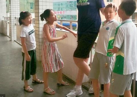 Criança de 11 anos já mede mais de dois metros  