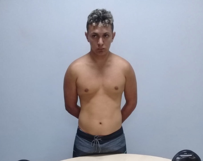 Novinho é preso em carro roubado minutos depois de fazer arrastão em Manaus
