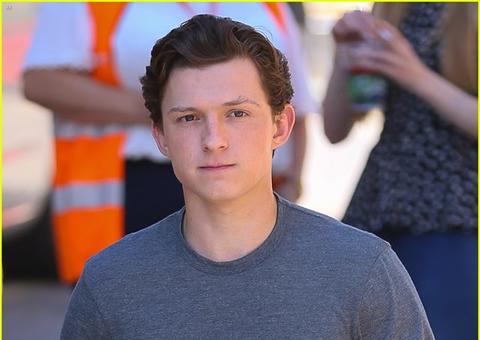 Tom Holland aparece nas primeiras imagens do set de Homem-Aranha 2