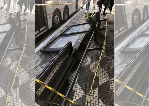 Passageira é atingida por painel de publicidade em ponto de ônibus