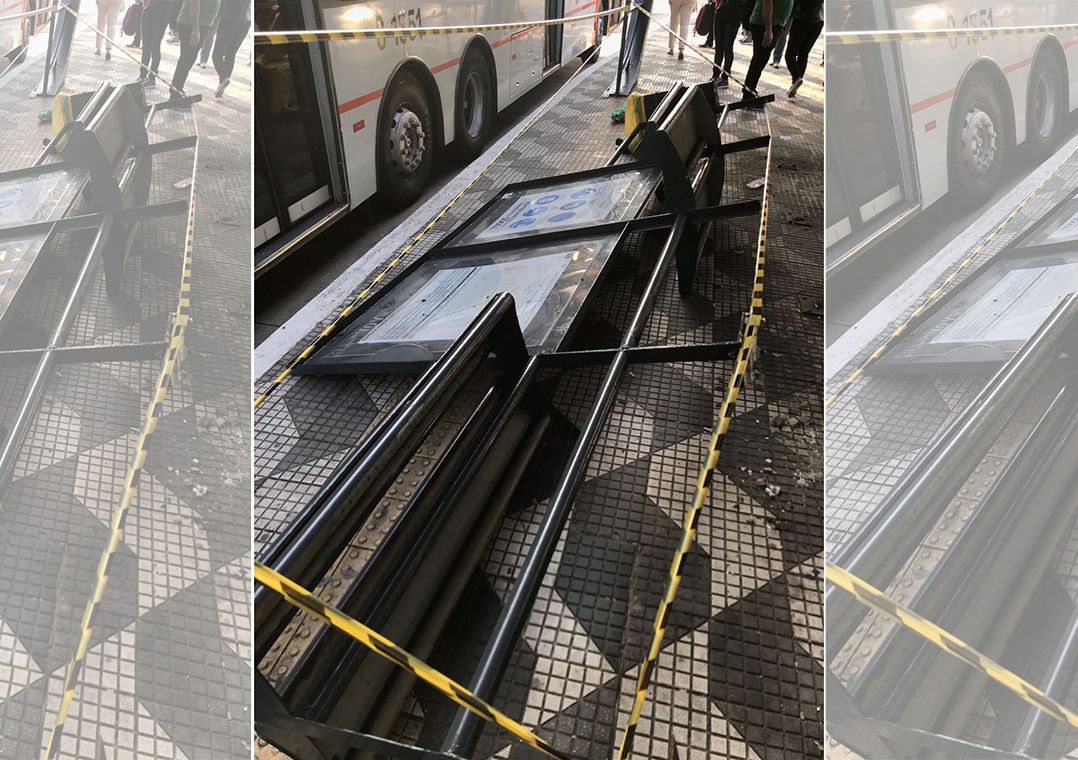 Passageira é atingida por painel de publicidade em ponto de ônibus