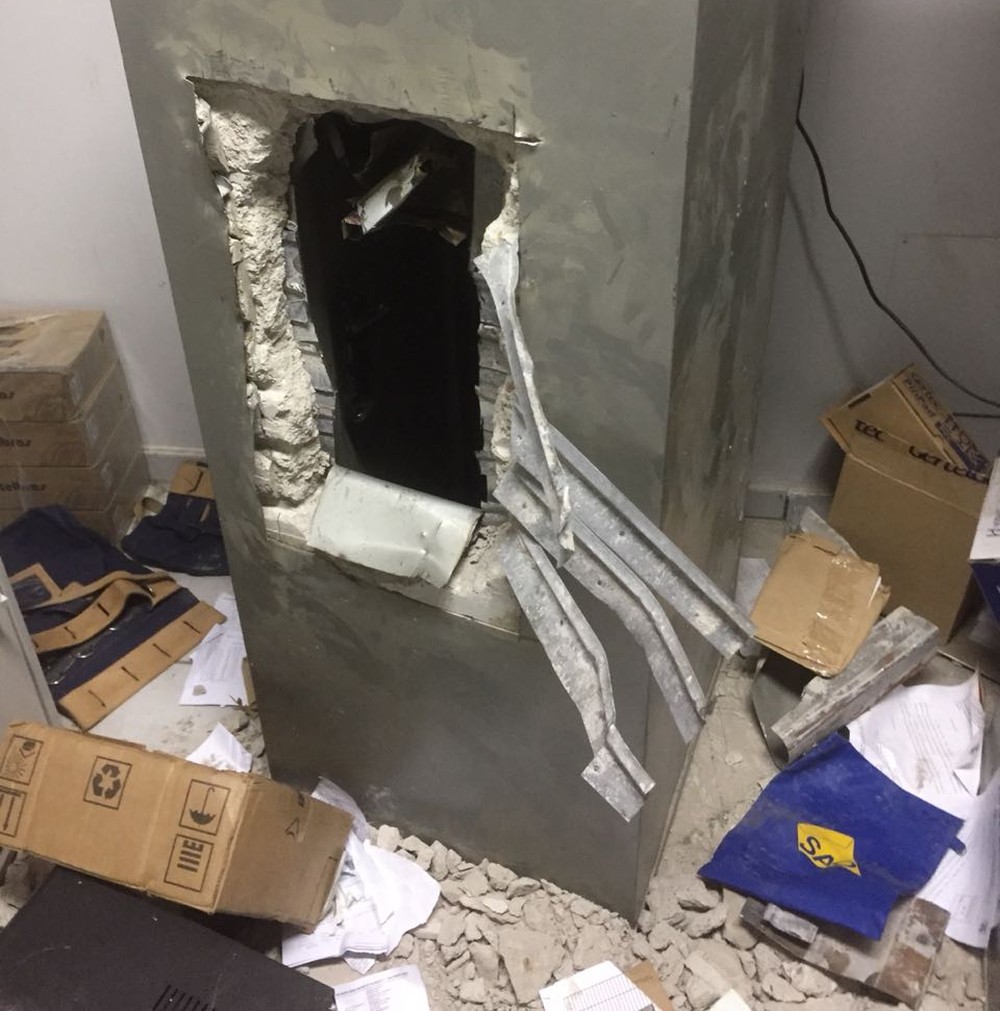 Ladrões 'agradecem' após roubar cofres: 'Obrigado pela gentileza'