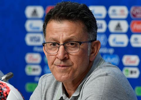Osorio diz que futebol é para homens e vê 'palhaçada' em lance com Neymar