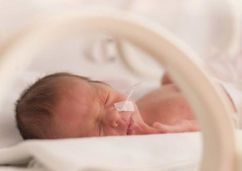 Bebês que ouvem a voz da mãe na UTI Neonatal podem dormir melhor, diz estudo