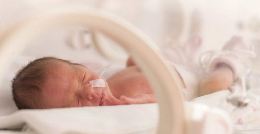 Bebês que ouvem a voz da mãe na UTI Neonatal podem dormir melhor, diz estudo