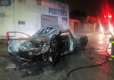 Marido tenta atropelar esposa e ainda a esfaqueia 