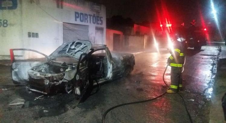 Marido tenta atropelar esposa e ainda a esfaqueia 