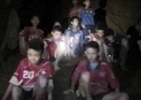 12 meninos e técnico de futebol são achados vivos em caverna na Tailândia