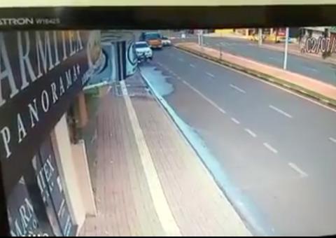 Idosa é atingida por pneu de caminhão; veja o vídeo