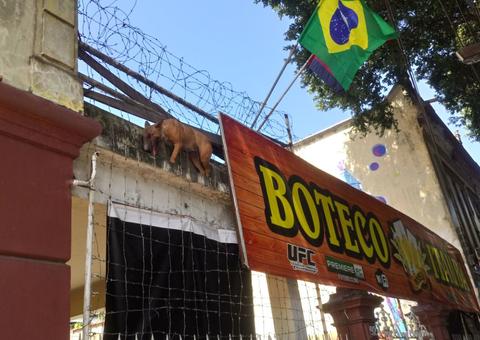 Em Manaus, cadela se assusta com fogos e fica presa em cerca de arame farpado