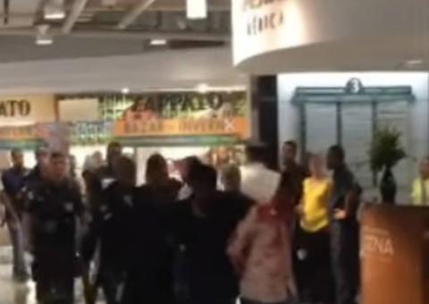 Dois homens são presos após serem baleados durante assalto a joalheria em shopping