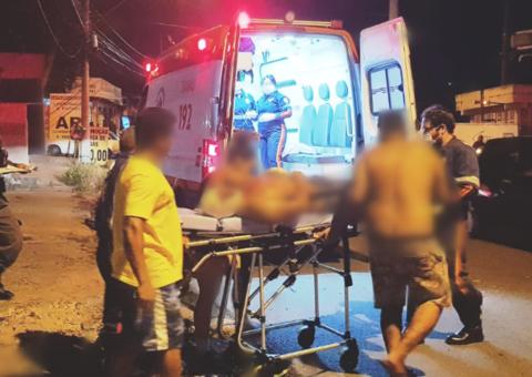 Homem entra em beco para urinar e é atacado com terçadadas em Manaus