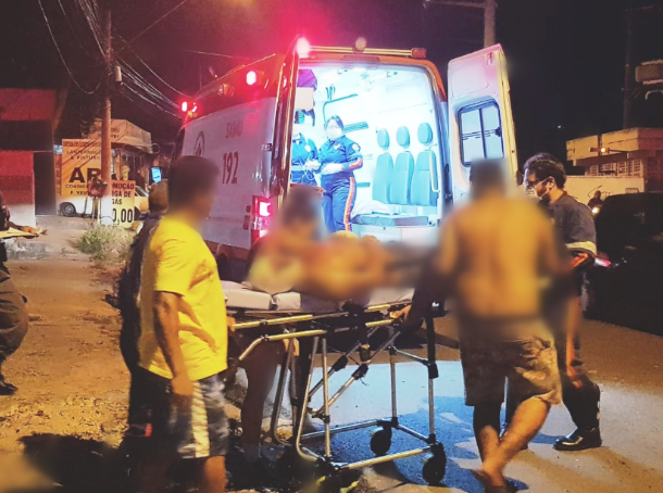 Homem entra em beco para urinar e é atacado com terçadadas em Manaus