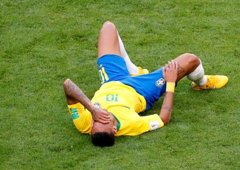 Famosos mandam mensagens ao jogador mexicano após pisão em Neymar