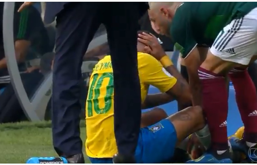 Famosos mandam mensagens ao jogador mexicano após pisão em Neymar