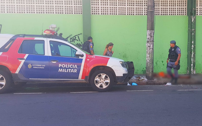 Populares encontram homem morto em avenida de Manaus