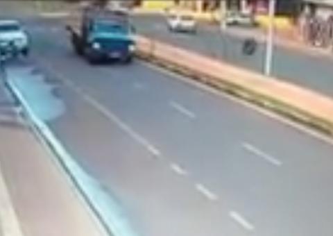 Idosa é atingida por roda de caminhão enquanto caminhava em calçada