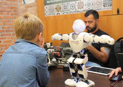 Escola tecnológica oferece oficina gratuita para ensinar crianças a construírem robô em Manaus