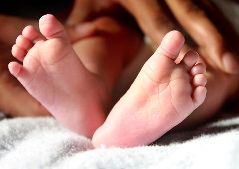 Mulher é presa por suspeita de envolvimento na morte de oito bebês em hospital