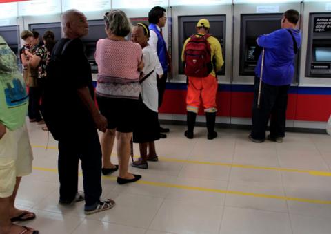 Três agências bancárias são multadas por descumprimento da Lei das Filas em Manaus