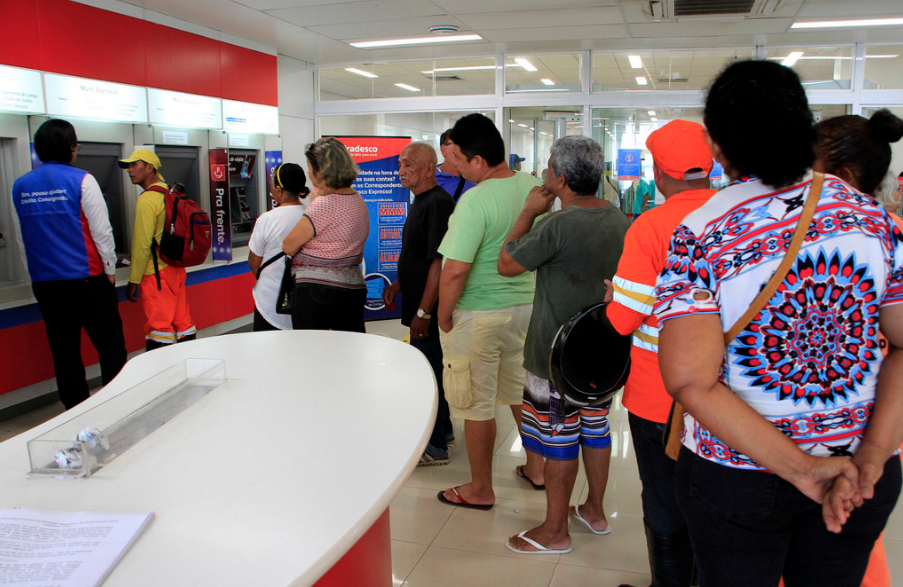 Três agências bancárias são multadas por descumprimento da Lei das Filas em Manaus