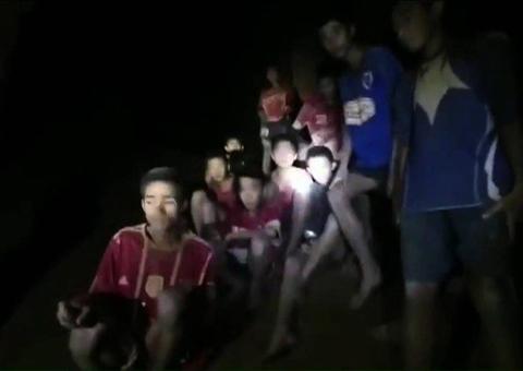 Resgate de meninos e técnico de futebol presos em caverna pode levar meses