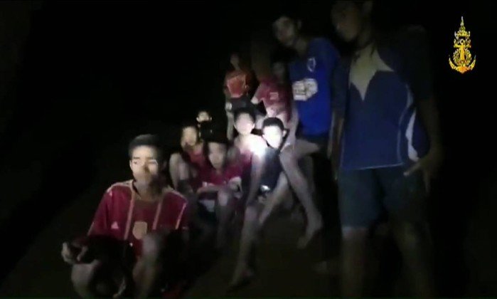 Resgate de meninos e técnico de futebol presos em caverna pode levar meses