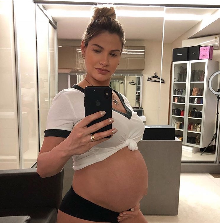 Andressa Suita mostra barrigão de gravidez: 'tem um bebê grande'