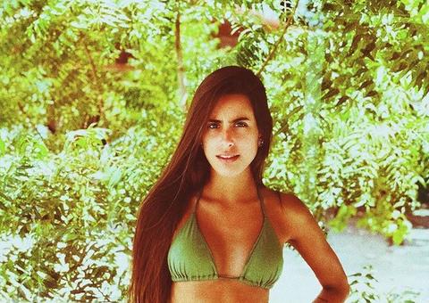 Beleza de filha mais nova de Glória Pires chama atenção em fotos de biquíni