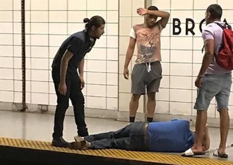 Homem cego cai em trilho e passageiros reagem surpreendentemente