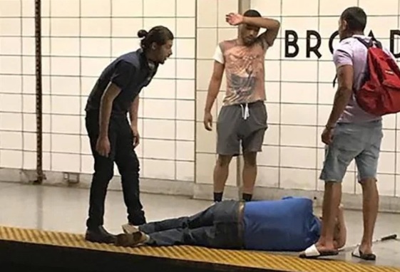 Homem cego cai em trilho e passageiros reagem surpreendentemente