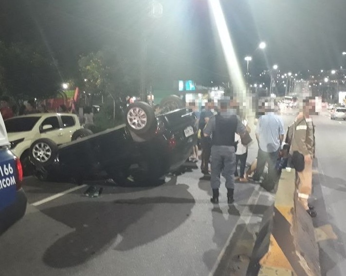 Acidente com carros deixa adolescente ferido em avenida de Manaus