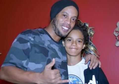 Filho de Ronaldinho Gaúcho segue os passos do pai e desperta atenção do PSG