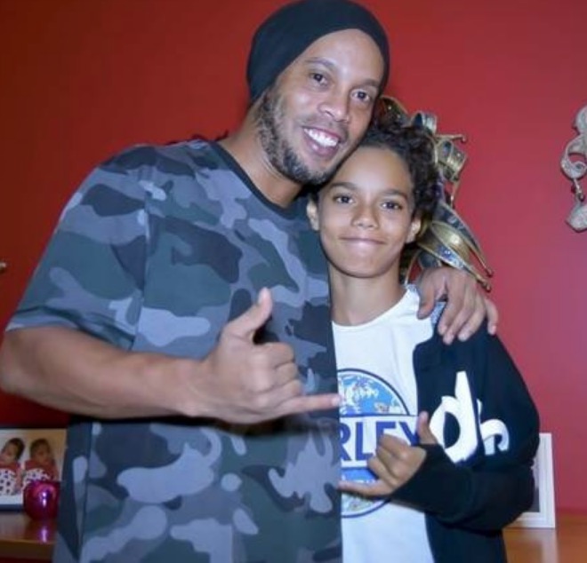 Filho de Ronaldinho Gaúcho segue os passos do pai e desperta atenção do PSG
