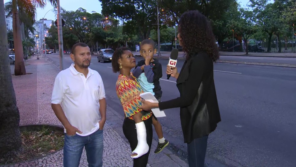 Criança fratura tornozelo em elevador de ônibus