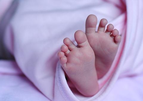 Polícia investiga morte de bebê de dois meses após cair dos braços do pai