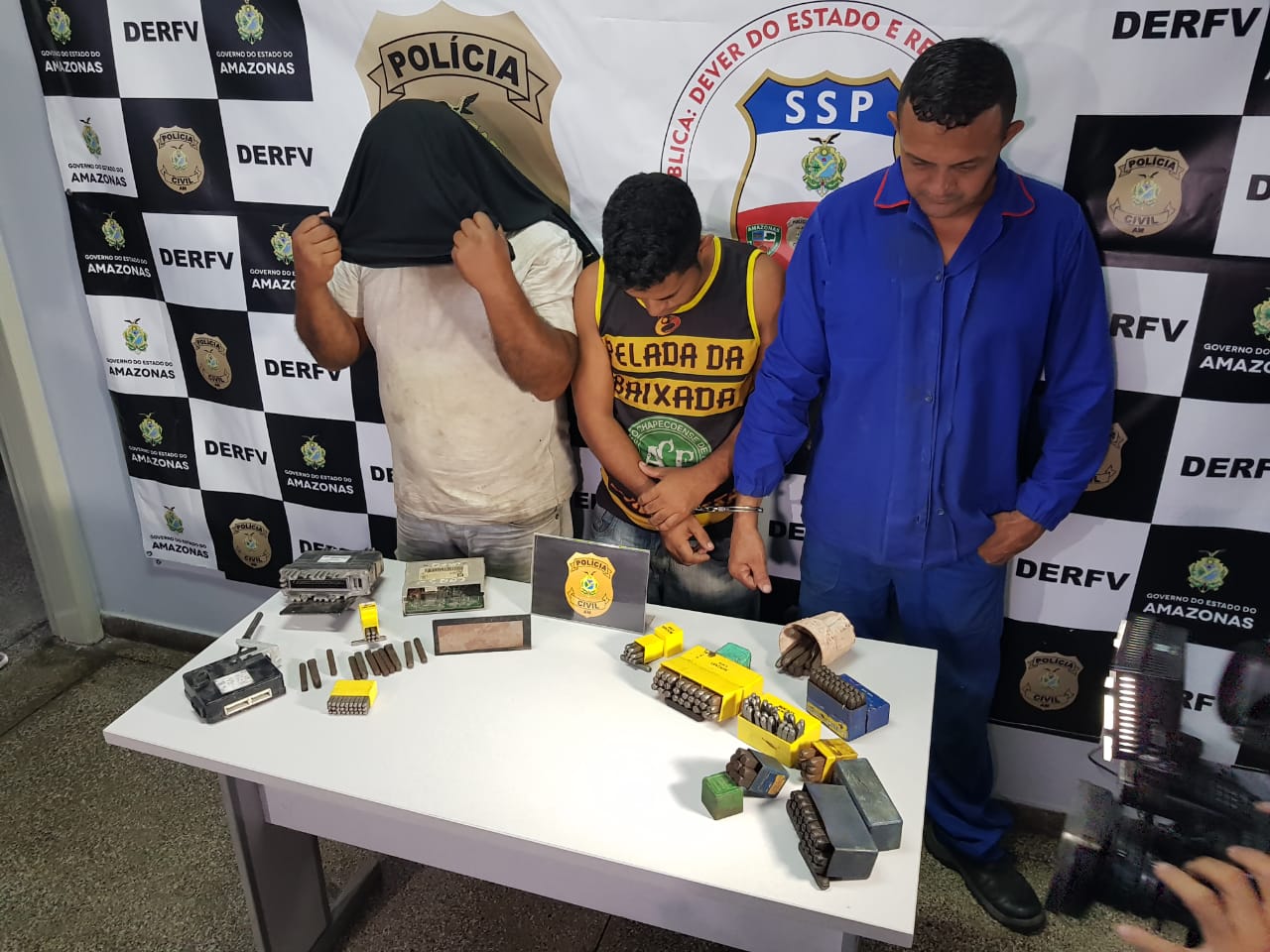 Dono de oficina e funcionário são presos suspeitos de clonar veículos em Manaus