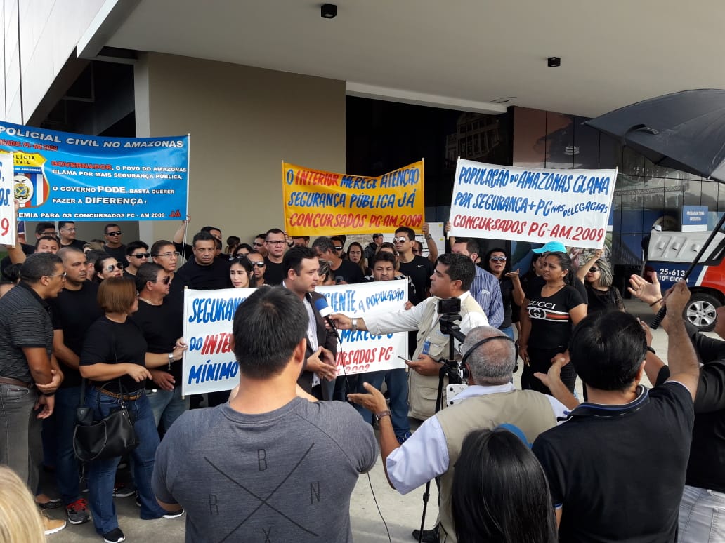 Aprovados no concurso da PC de 2009 protestam pedindo nomeação no Amazonas