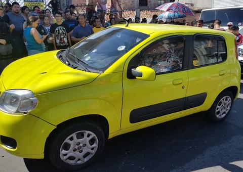 Motoqueiros cercam carro e executam homem com 8 tiros em Manaus
