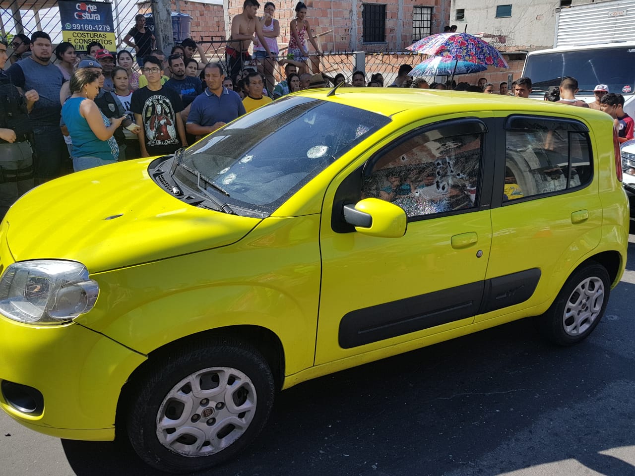Motoqueiros cercam carro e executam homem com 8 tiros em Manaus