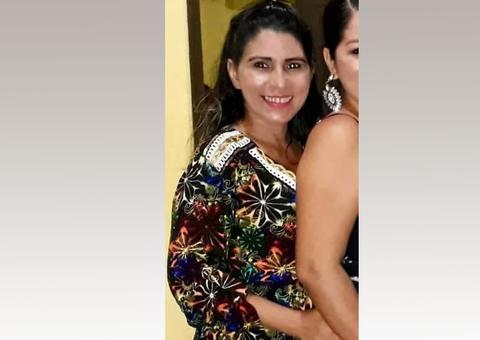 Professora que sumiu após viagem de táxi é encontrada arrumada para ir à praia