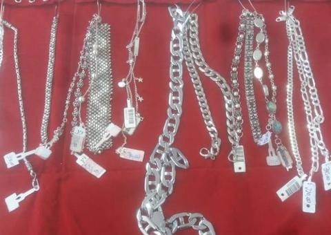 Catador de papel encontra mostruário com R$ 5 mil em joias e entrega na delegacia