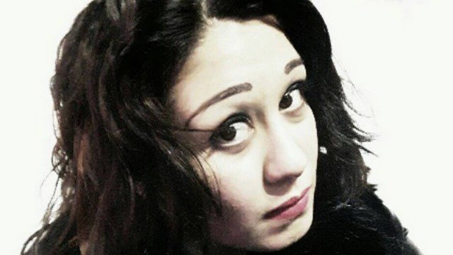 Jovem mata ex-policial durante sexto satanista e guarda partes do corpo no refrigerador