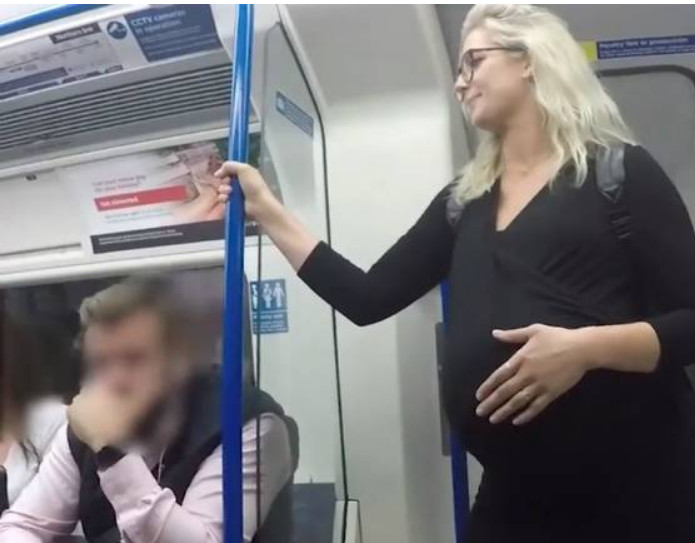 Mulher usa barriga falsa em transporte público e se choca com atitude de passageiros
